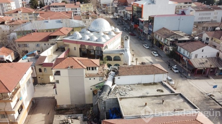 Yıkılan minare apartmanı ikiye böldü