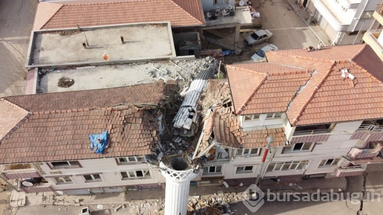 Yıkılan minare apartmanı ikiye böldü