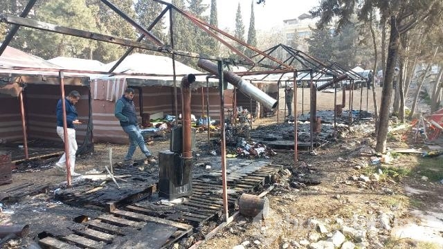 7 çadır yandı, 2 depremzede yaralandı