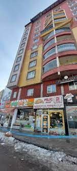 Başına buz kütlesi düşen güvenlik görevlisi hayatını kaybetti