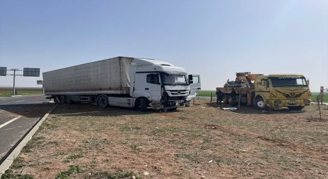 Tır ile otomobil çarpıştı: 2 ölü, 2 yaralı