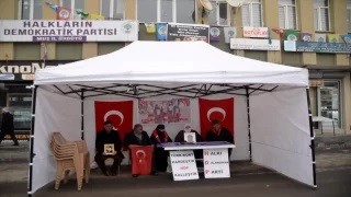 Adıyaman'da depremzedelere çiğ köfte dağıtılıyor 