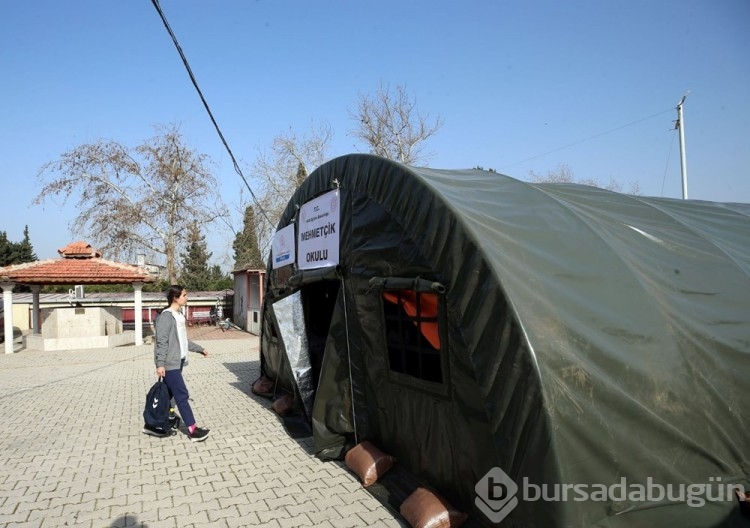 Depremzede öğrencilere çadırda eğitim 
