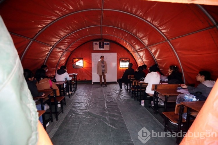 Depremzede öğrencilere çadırda eğitim 

