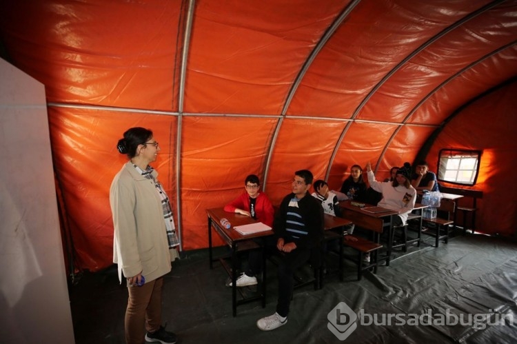 Depremzede öğrencilere çadırda eğitim 
