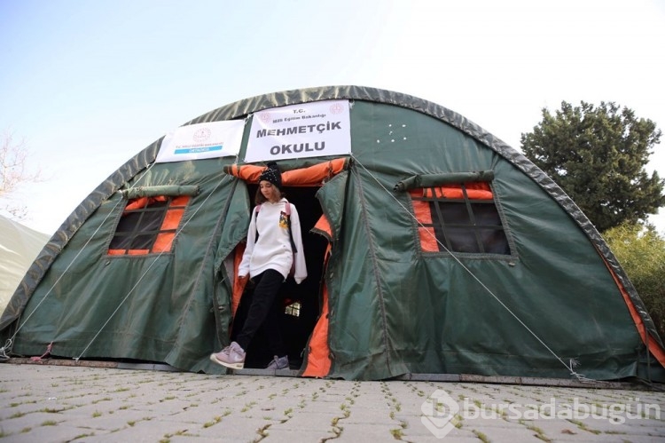 Depremzede öğrencilere çadırda eğitim 
