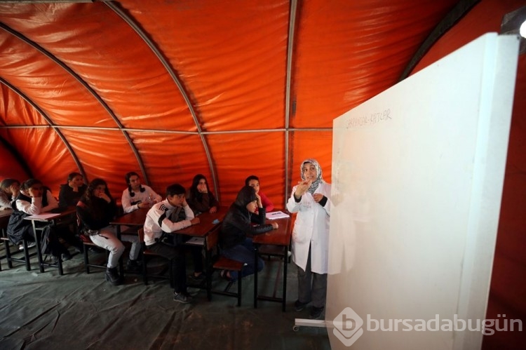 Depremzede öğrencilere çadırda eğitim 
