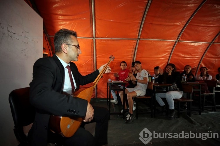 Depremzede öğrencilere çadırda eğitim 
