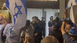 İsrail'de protesto sırasında Netanyahu'nun eşi kuaförde mahsur kaldı 