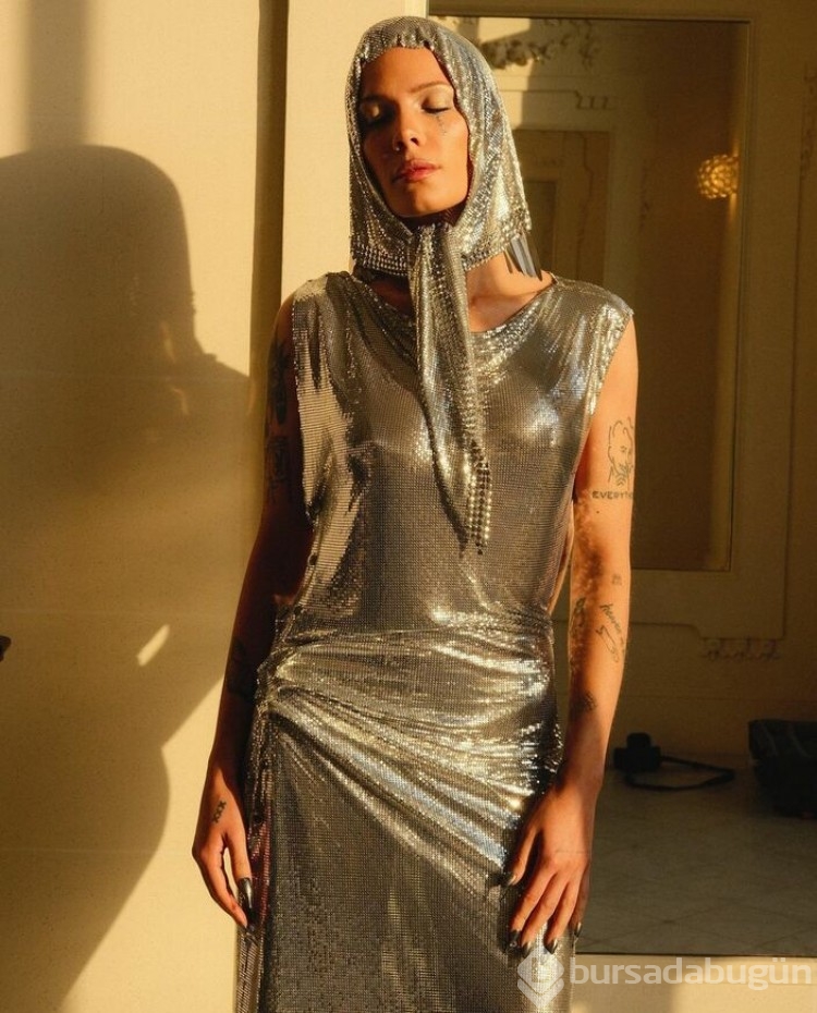 Halsey, çekim için başörtüsü taktı