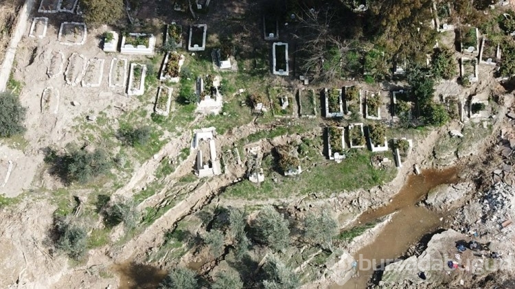 Deprem sonrası 50 mezar kayboldu 