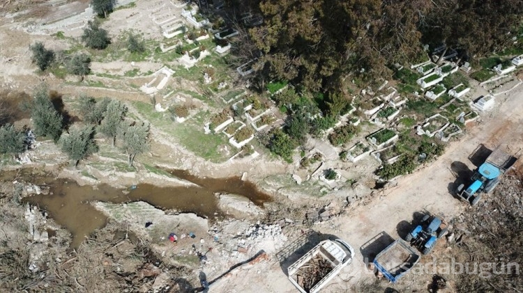 Deprem sonrası 50 mezar kayboldu 