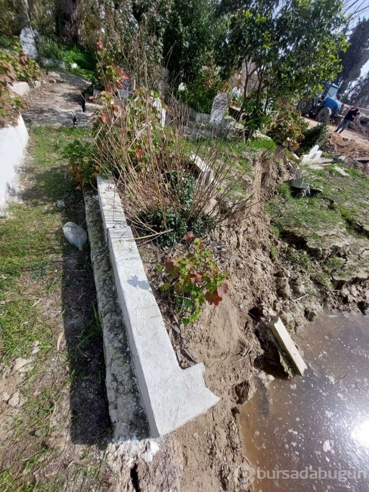 Deprem sonrası 50 mezar kayboldu 