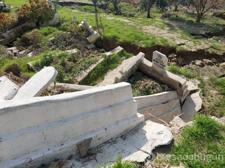 Deprem sonrası 50 mezar kayboldu 