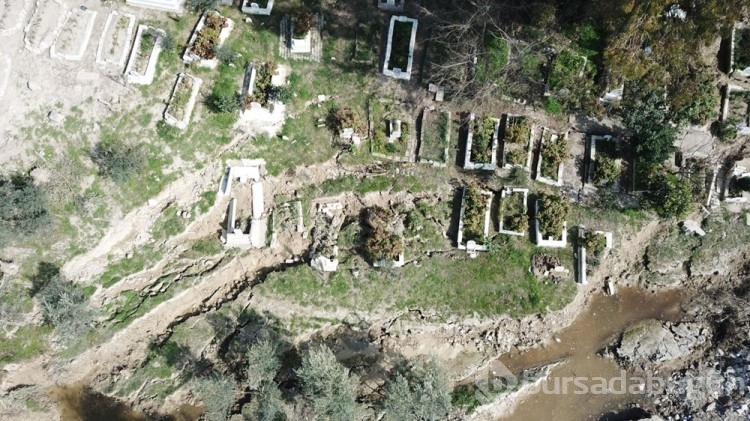 Deprem sonrası 50 mezar kayboldu 