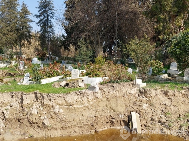Deprem sonrası 50 mezar kayboldu 