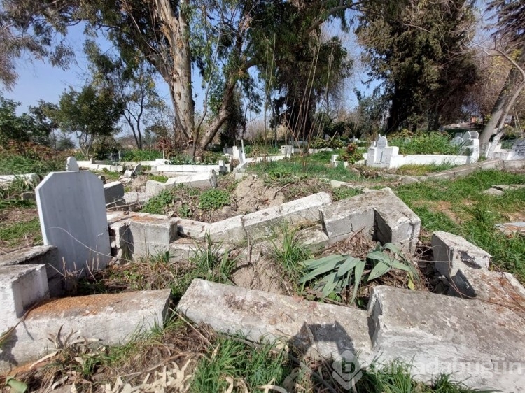 Deprem sonrası 50 mezar kayboldu 