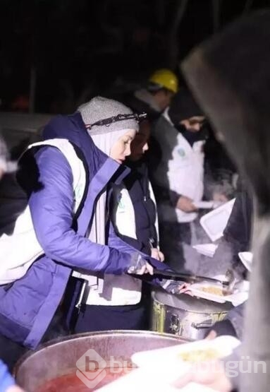Gamze Özçelik deprem bölgesinde çadır kurdu