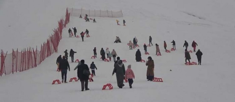 Depremzede çocuklar kızaklarla kayarak eğlendi