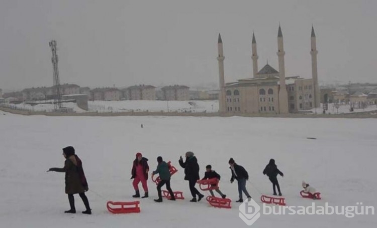 Depremzede çocuklar kızaklarla kayarak eğlendi