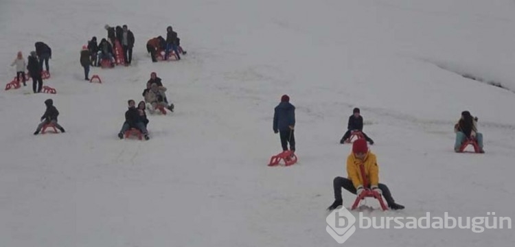 Depremzede çocuklar kızaklarla kayarak eğlendi