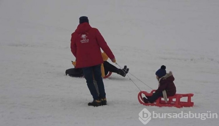 Depremzede çocuklar kızaklarla kayarak eğlendi