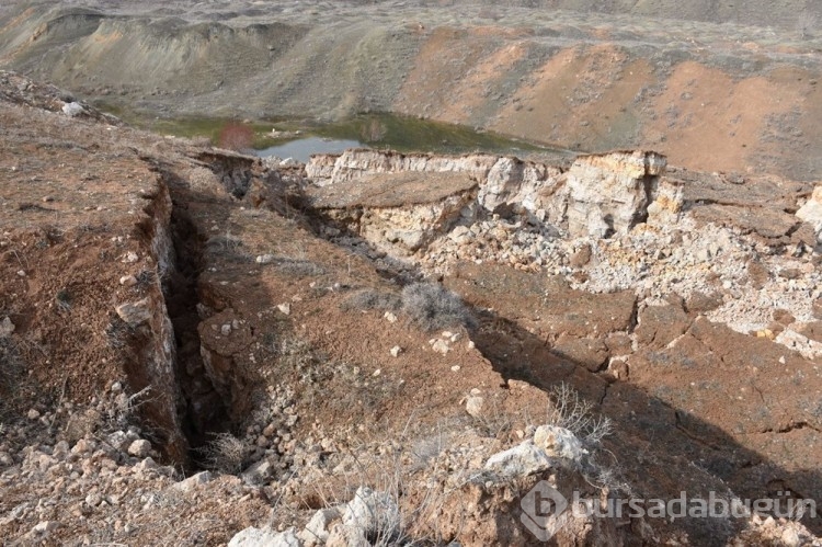 Kahramanmaraş'ta  depremde oluşan devasa yarık havadan görüntülendi