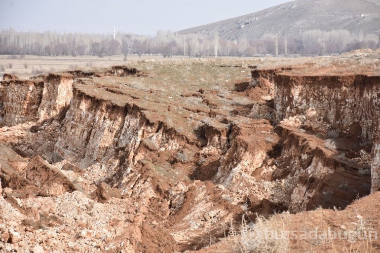 Kahramanmaraş'ta  depremde oluşan devasa yarık havadan görüntülendi