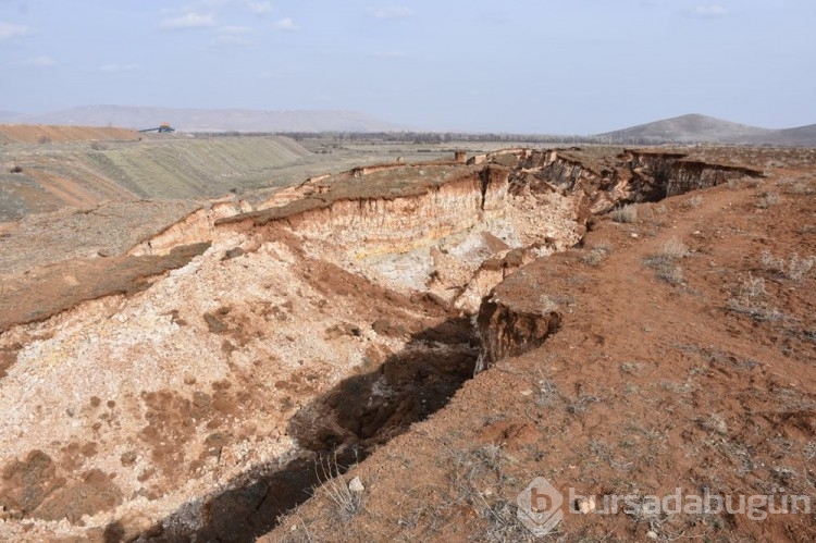Kahramanmaraş'ta  depremde oluşan devasa yarık havadan görüntülendi