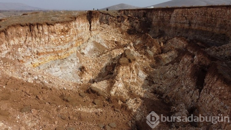 Kahramanmaraş'ta  depremde oluşan devasa yarık havadan görüntülendi