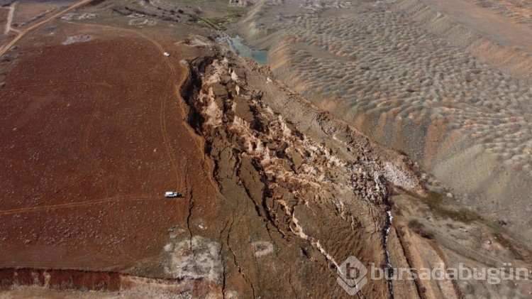 Kahramanmaraş'ta  depremde oluşan devasa yarık havadan görüntülendi