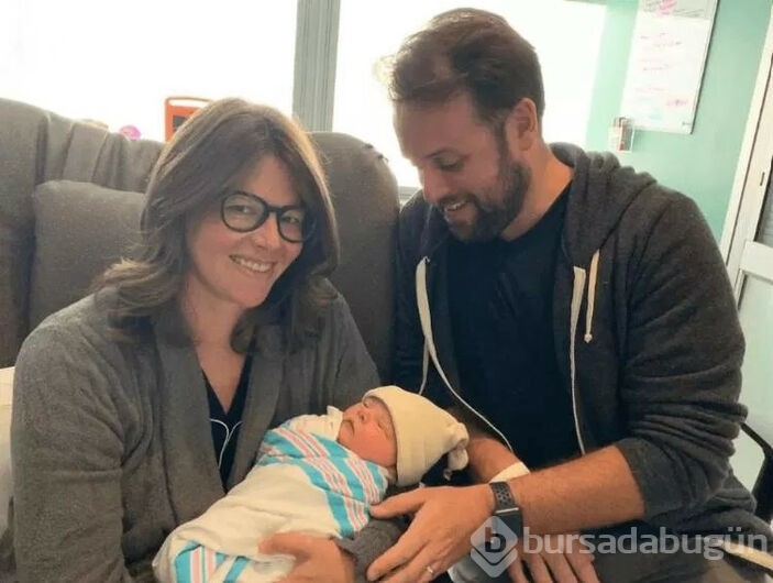 Sunuculuk yapan Kasie Hunt, evinin banyosunda doğurdu