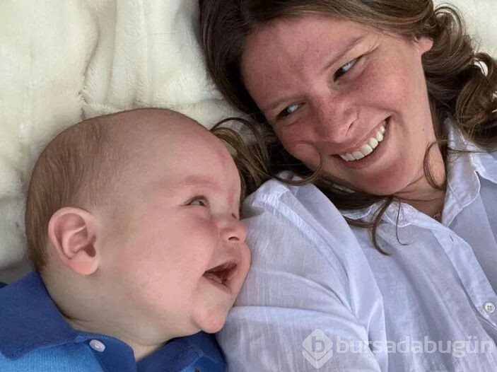 Sunuculuk yapan Kasie Hunt, evinin banyosunda doğurdu