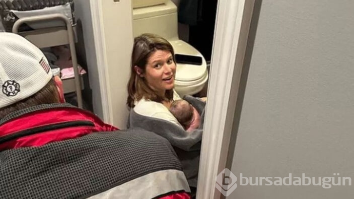 Sunuculuk yapan Kasie Hunt, evinin banyosunda doğurdu