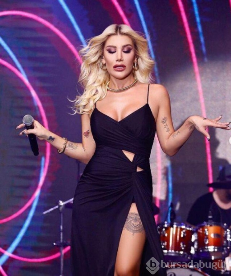 İrem Derici göğüs dekolteli pozuyla beğeniler topladı!