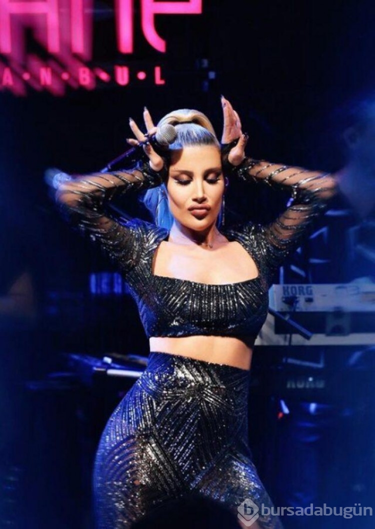 İrem Derici göğüs dekolteli pozuyla beğeniler topladı!