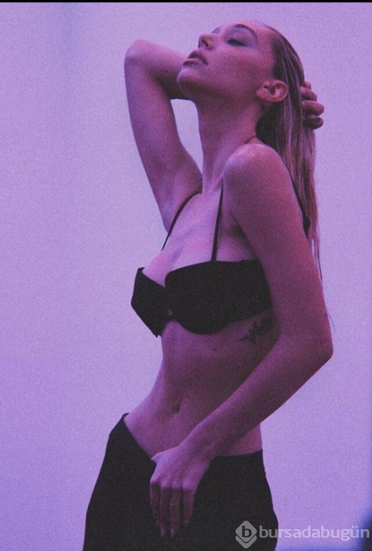 Ünlü model Alexis Renin Yarı çıplak pozlarına beğeni yağdı