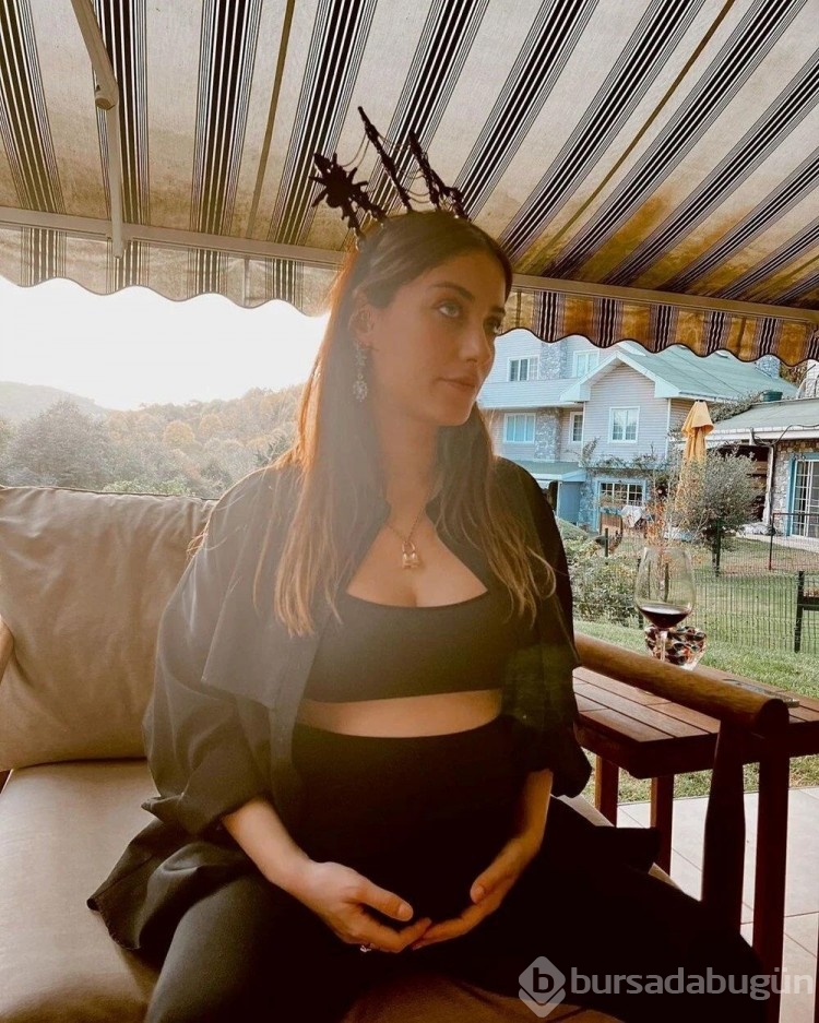 Hazal Kaya kızı Süreyya'yı ilk defa paylaştı
