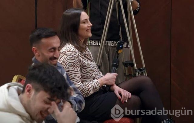 Hasan Can Kaya mini etekli kadın konuğu görünce dayanamadı! 