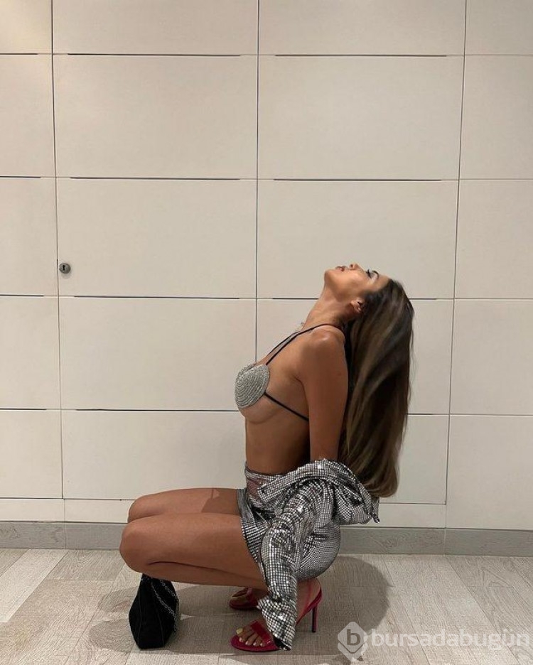 Fenomen Merve Taşkın Göğüslerini saçıyla kapattı