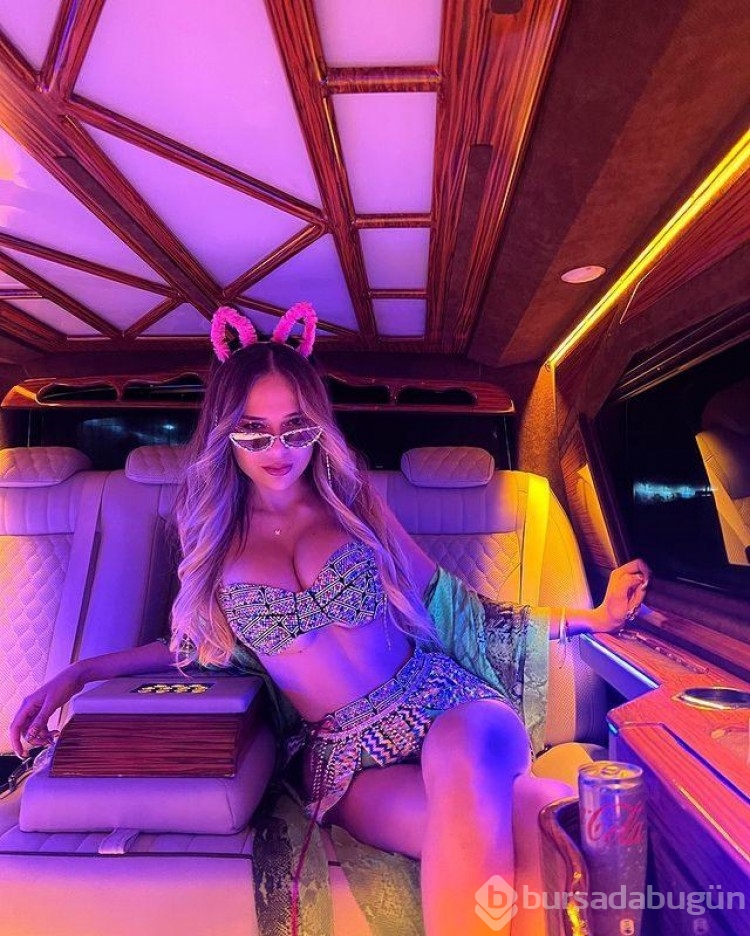 Fenomen Merve Taşkın Göğüslerini saçıyla kapattı