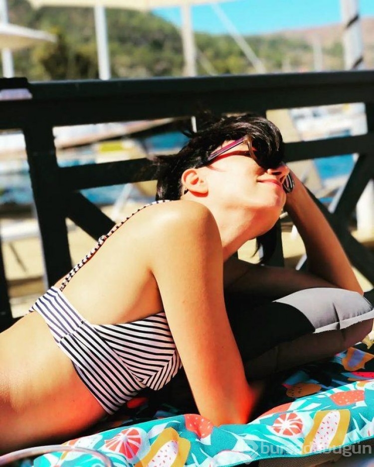 Kızılcık Şerbetinde oynayan Ceren Karakoç'un mini elbisesi olay oldu!
