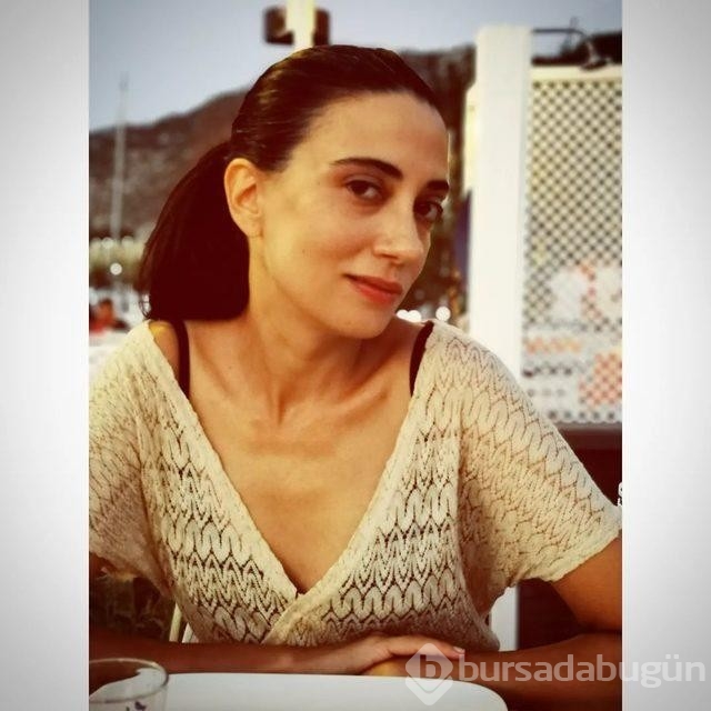 Kızılcık Şerbetinde oynayan Ceren Karakoç'un mini elbisesi olay oldu!