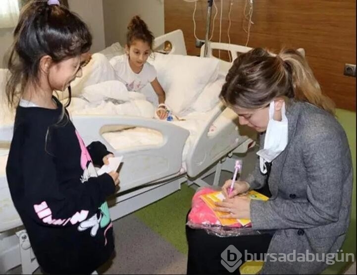 'Yasak Elma' oyuncuları depremzede çocukları ziyaret etti