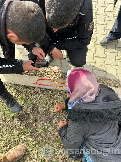 Enkazdaki altınları bulunan kadın Sevinçten bayıldı
