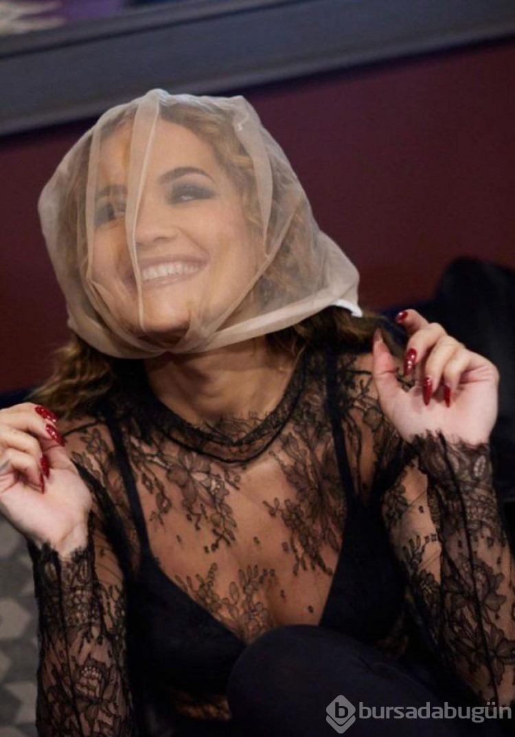Şarkıcı Rita Ora dekoltesinin her detayını paylaştı