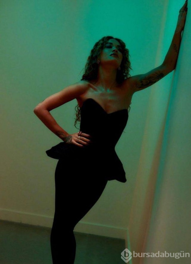 Şarkıcı Rita Ora dekoltesinin her detayını paylaştı