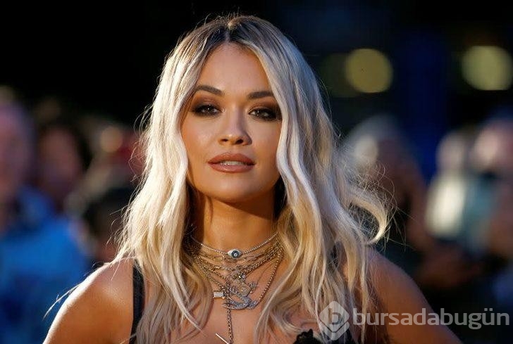 Şarkıcı Rita Ora dekoltesinin her detayını paylaştı