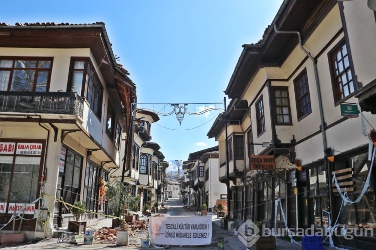 Depremde hasar gören 'Lezzet Sokağı' araç trafiğine kapatıldı
