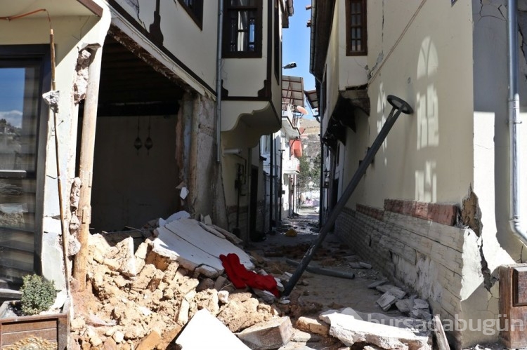 Depremde hasar gören 'Lezzet Sokağı' araç trafiğine kapatıldı

